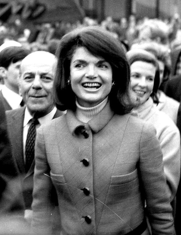 jackie Kennedy en tailleur et pull col roul 