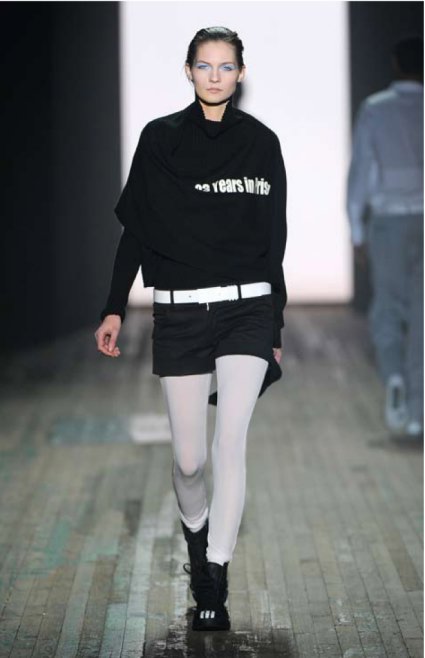 http://www.trenditude.fr/IMG/jpg/Legging-blanc-ceinture-blanche-Yohji-Yamamoto-mode-automne-hiver-2010-2011.jpg