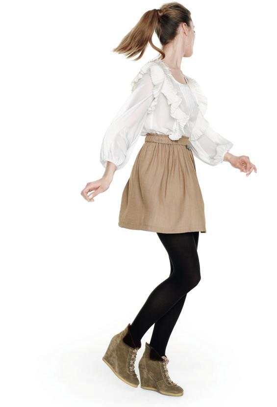 Top-blanc-a-volants-et-jupe-beige-a-noeud-collection-femme-Sandro-hiver-2010-2011.jpg