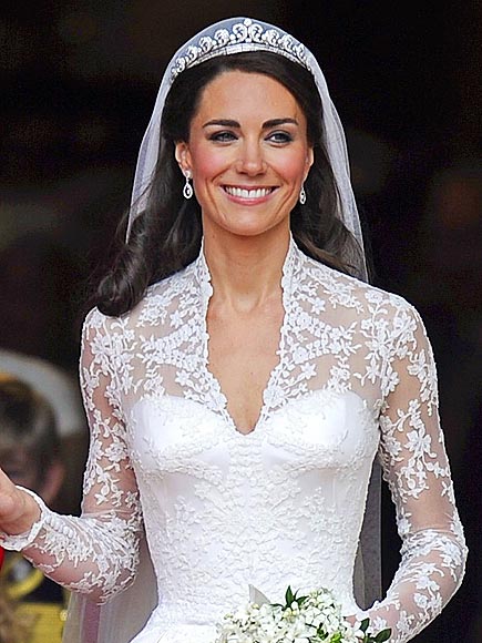 http://www.trenditude.fr/IMG/jpg/kate-Middleton-en-robe-de-mariee-similaire-a-celle-de-la-princesse-Isabella-Orsini-en-avril-2011.jpg