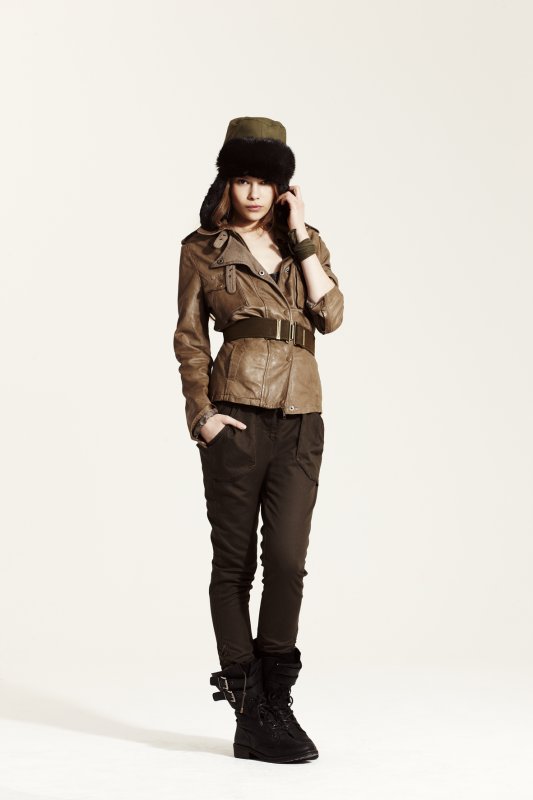 pantalon-marron-veste-cuir-IKKS-ICODE-collection-automne-hiver-2010-2011.jpg