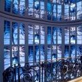 Le magnifique escalier qui relie les deux niveaux de la boutique Dior de Taïwan