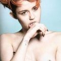 Miley Cyrus, rousse et topless