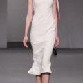 Longue robe blanche col ras du cou Calvin Klein femme hiver 2010-2011