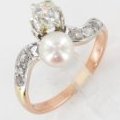 Bague ancienne Toi et Moi en or rose et or blanc avec une perle de culture et 8 diamants chez gemme-les-bijoux.com