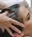 Un massage du cuir chevelu pour prévenir la chute des cheveux