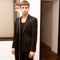 Versace pour H&M hiver 2012 collection homme : veste de costume noire et débardeur ajouré