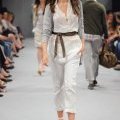 Gilet gris chemise en coton et soie blanche Benetton pantalon chino collection été 2011