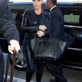 Kim Kardashian en total look noir et baskets 