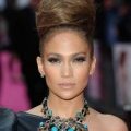 Coiffure mode chignon haut pour Jennifer Lopez