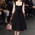 Robe noire style années 50 défilé Louis Vuitton automne hiver 2010 2011 collection femme