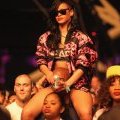 Rihanna adopte une attitude trash comme son look