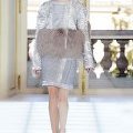 Veste futuriste argentée à plumes jupe à trous collection Balenciaga femme automne hiver 2010 2011