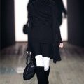 sac à main noir et chaussettes hautes Yohji Yamamoto collection automne hiver 2010-2011
