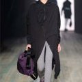 Legging gris et sac à main violet Yohji Yamamoto collection automne hiver 2010-2011