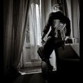 Photo noir et blanc d'un corset Ariel Corset mis en scène par Yannick Derennes.