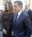 Carla Bruni souriante aux côtés de Nicolas Sarkozy