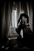 Photo noir et blanc d’un corset Ariel Corset mis en scène par Yannick Derennes.