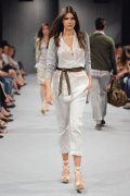 Gilet gris chemise en coton et soie blanche Benetton pantalon chino collection été 2011
