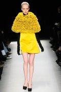 Robe jaune et cape fantaisie assortie collection femme automne hiver 2010-2011 Yves Saint Laurent