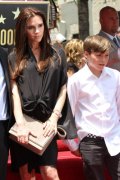 Victoria et Brooklyn Beckham sur Hollywood Boulevard robe noire et pochette beige