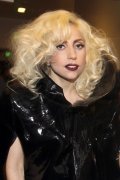 Lady Gaga vêtue d’une robe en tissu ciré