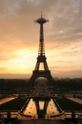 L’architecte Serero étend le sommet de la Tour Eiffel
