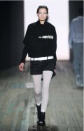 ceinture blanche par dessus un legging blanc et un top noir Yohji Yamamoto collection automne hiver 2010-2011