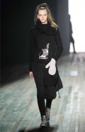 Moufles blanches et écharpe noire Yohji Yamamoto collection automne hiver 2010-2011