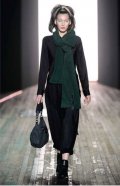 Pantacourt noir et sac à main vert femme Yohji Yamamoto collection automne hiver 2010-2011