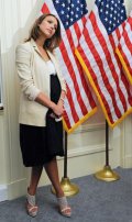 Jessica Alba enceinte dans une jupe noire taille haute et une veste beige au Capitole de Washington pour la protection de la nature