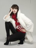 Manteau blanc toucher très doux pull rouge imprimé grand froid et bottines noires lacées à talons Morgan collection automne hiver 2010 2011