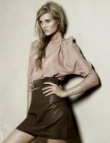 Jupe en cuir et petit haut nude Zara collection printemps été 2010
