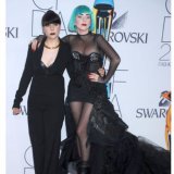 Lady Gaga en Thierry Mugler lors du CFDA Awards