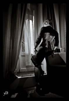 Photo noir et blanc d'un corset Ariel Corset mis en scène par Yannick Derennes.