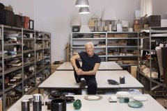 Le créateur Giorgio Armani dans son atelier