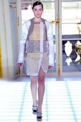 Robe épaisse futuriste collection Balenciaga femme automne hiver 2010 / 2011