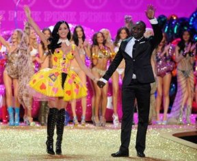 La très coloré Katy Perry et le chanteur Akon au Victoria's Secret Fashion Show 2011