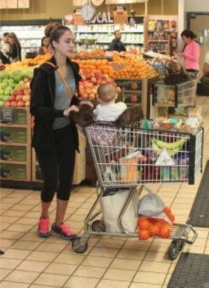 Jessica Alba et sa fille Haven font le marché