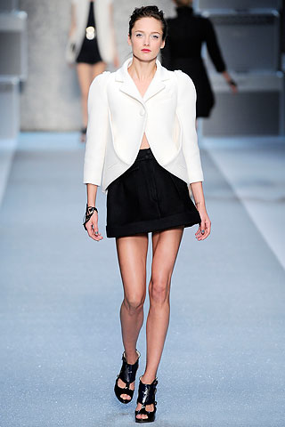 Veste blanche et short noir à revers, Karl Lagerfeld, collection printemps été 2010