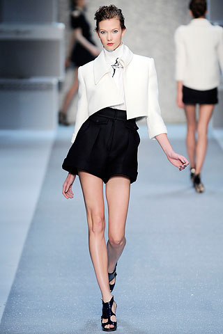 Veste blanche et short à revers noir Karl Lagerfeld, collection printemps été 2010