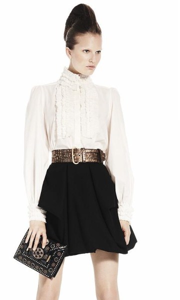 Jupe courte noire chemise blanche femme Alexander McQueen mode Collection automne hiver 2010 2011