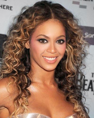 La chanteuse Beyoncé affiche un blush parfaitement appliqué dans un ton rose corail