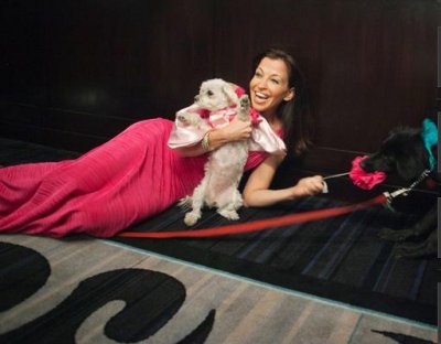 Wendy Diamond posant avec sa chienne Baby Hope