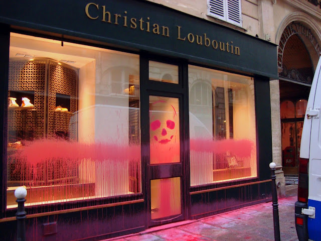 Christian Louboutin, une de ses boutiques vandalisée par Kidult !