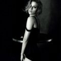 Shooting sexy de Scarlett Johansson habillée en Dolce & Gabbana été 2011 pour l'édition Chine de Vogue