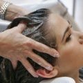 Un massage du cuir chevelu pour prévenir la chute des cheveux
