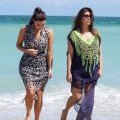 Kim et Kourtney, deux bimbos stylées au bord de la mer !