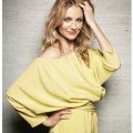 Cameron Diaz rayonnante en jaune pause pour www.parade.com