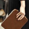 Céline crée en 2011 un etui pour iPad, ici en version cuir marron